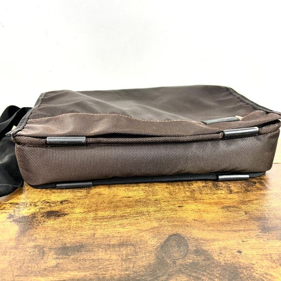 Targus 14" Laptop Messenger Bag Shoulder Strap Padded Brown Nylon 14x10x3 - Picture 6 of 12